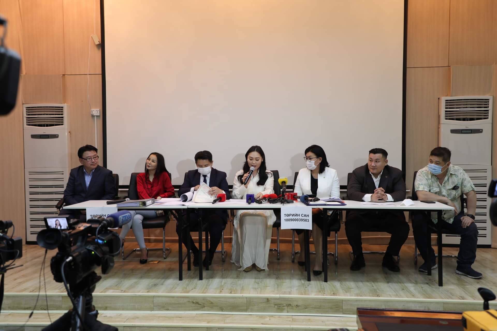 Хүүхдийн төлөө санд 2 тэрбум 25 сая төгрөг хүлээлгэн өглөө